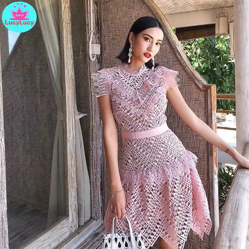 2019 summer new European and American style pink irregular high waist large retro lace stitching sleeveless dress
2019 summer new European and American style pink irregular high waist large retro lace stitching sleeveless dress