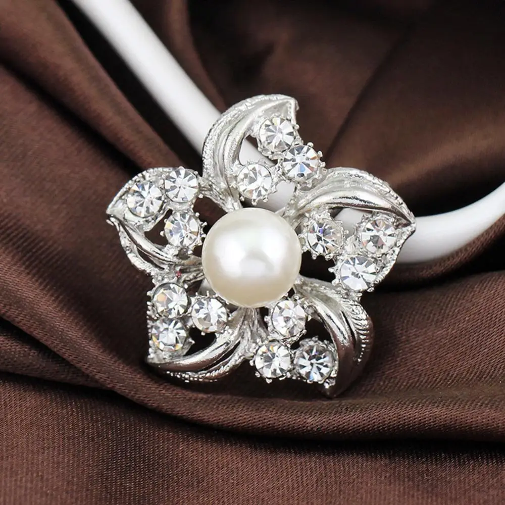 Fashion Accessories Graceful Flower Shape Rhinestone Brooch Dress Decoration Silver Collar Pin Gift
Fashion Accessories Graceful Flower Shape Rhinestone Brooch Dress Decoration Silver Collar Pin Gift