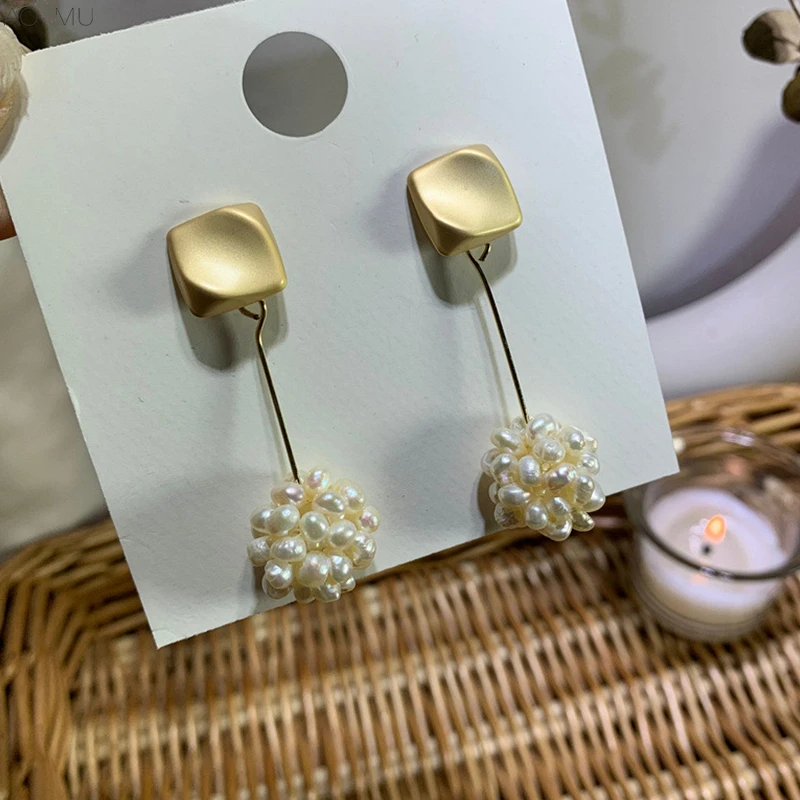 AOMU New Korea Fashion Metal Gold Irregular Square Geometric Pearl Ball Long Drop Dangle Earring for Women Girl Party Accessorie
AOMU New Korea Fashion Metal Gold Irregular Square Geometric Pearl Ball Long Drop Dangle Earring for Women Girl Party Accessorie