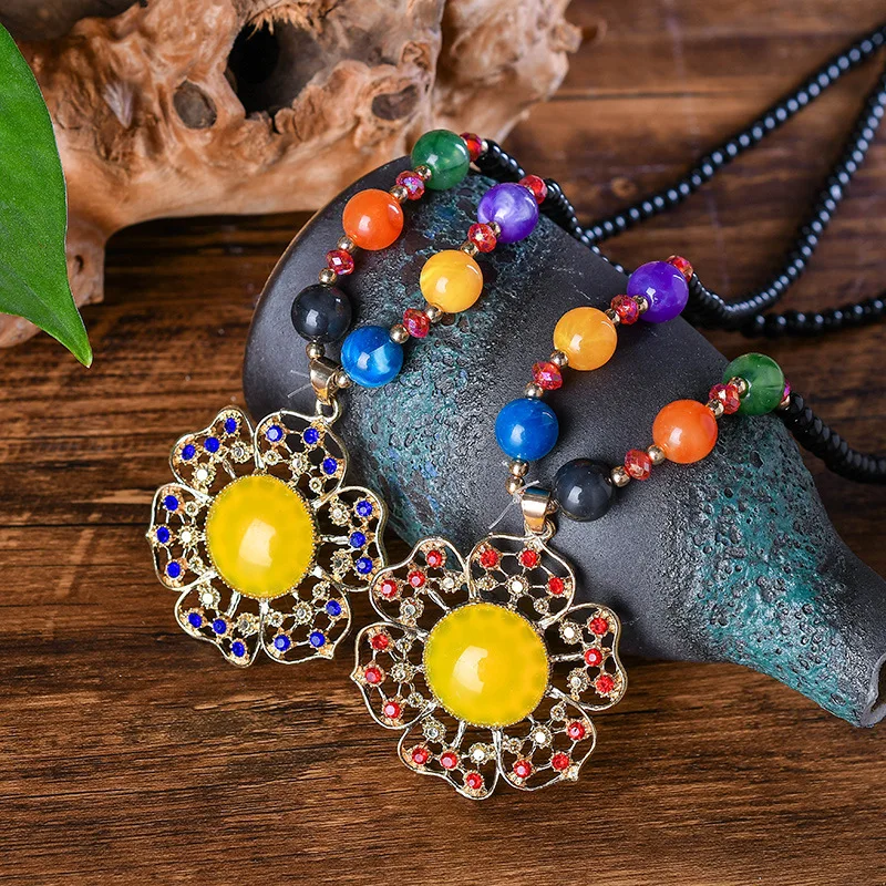 Fashionable retro-antique beeswax plum flower-shaped autumn and winter woolen coat chain women's necklaces
Fashionable retro-antique beeswax plum flower-shaped autumn and winter woolen coat chain women's necklaces