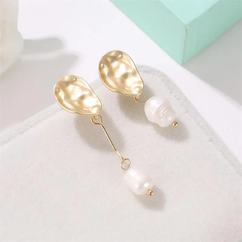 Simple Asymmetry Ladies Freshwater Pearl Eearrings Geometric Irregular Fashion Long Metal Earrings Women Jewelry Gift
Simple Asymmetry Ladies Freshwater Pearl Eearrings Geometric Irregular Fashion Long Metal Earrings Women Jewelry Gift