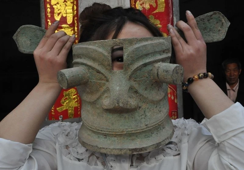 antique Old China pure bronze World Culture Heritage Sanxingdui Beast Face Masks
antique Old China pure bronze World Culture Heritage Sanxingdui Beast Face Masks