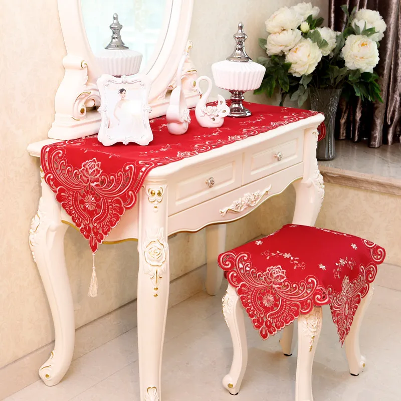 Embroidered table runners modern Hollow out table flag chemin de table mariage Red upscale European table runner tafelloper
Embroidered table runners modern Hollow out table flag chemin de table mariage Red upscale European table runner tafelloper