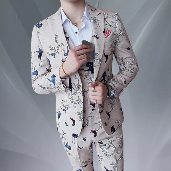 European station polyester men's suit British new suit Korean version of the trend of youth Slim handsome casual suit
European station polyester men's suit British new suit Korean version of the trend of youth Slim handsome casual suit