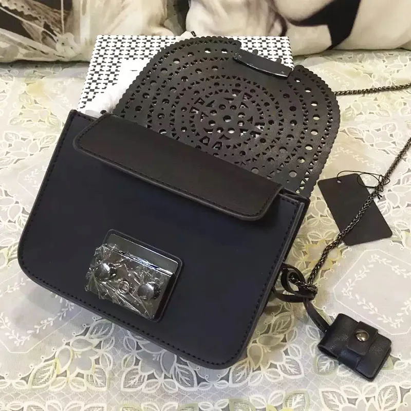 NEW Luxury Famous Brand Shoulder Bags hollow out Woman Handbags Women Bags Designer Totes Fashion Genuine leather lady bags
NEW Luxury Famous Brand Shoulder Bags hollow out Woman Handbags Women Bags Designer Totes Fashion Genuine leather lady bags