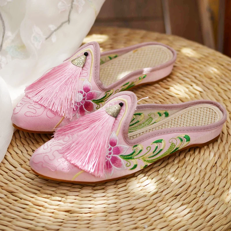 Wearing embroidered shoes female national wind embroidered slippers satin Hanfu women's shoes