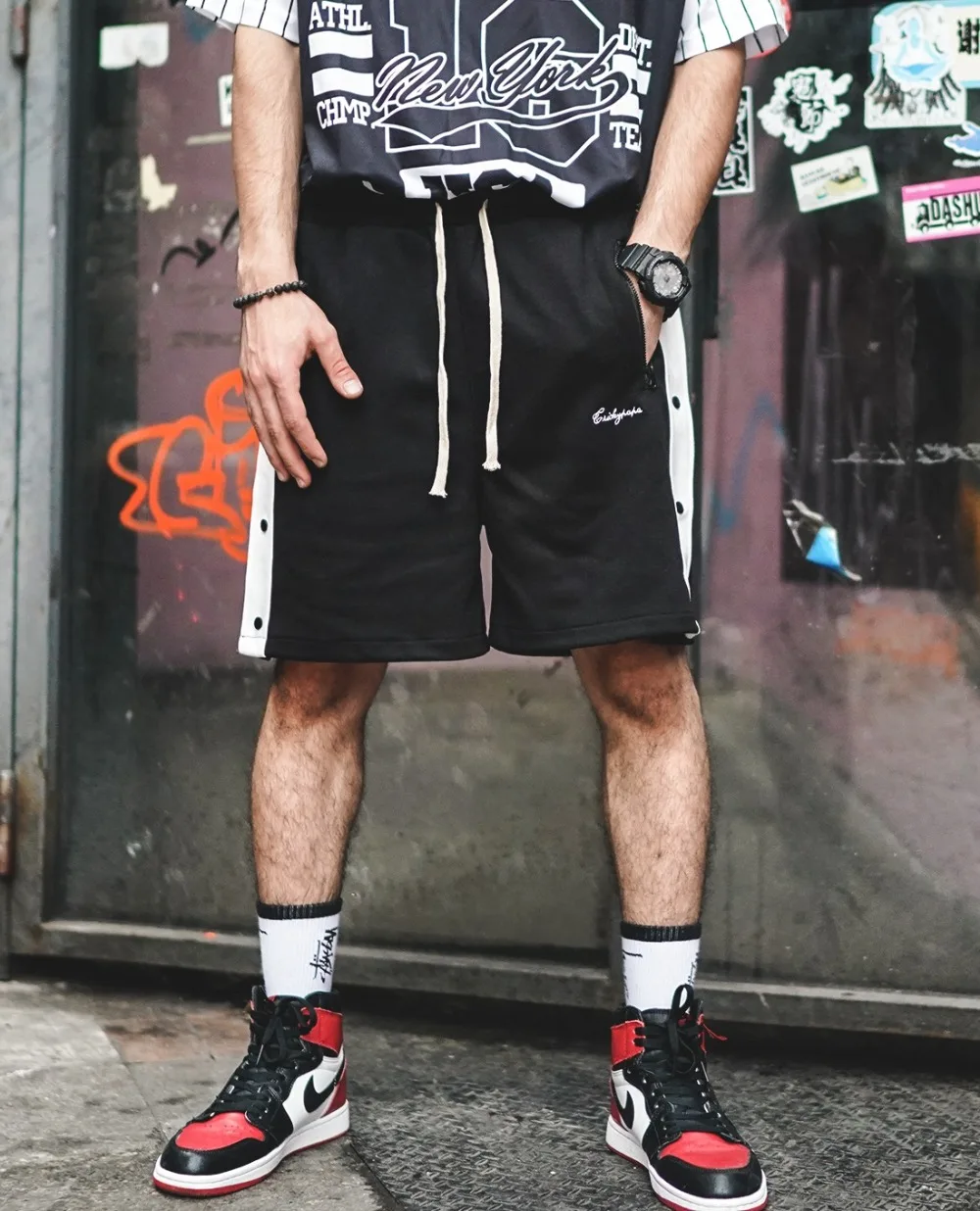 Rope Pulling Elastic Waist Spliced Streetwear Buttons Side Split Open Striped Hip Hop Track Black Off White Men Shorts
Rope Pulling Elastic Waist Spliced Streetwear Buttons Side Split Open Striped Hip Hop Track Black Off White Men Shorts