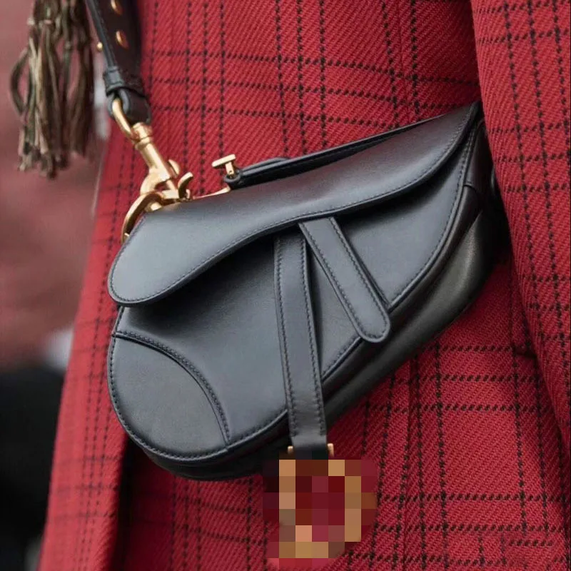Letter Saddle Bag Woman Luxury Handbags Women Bags Designer Genuine Cow Leather Messenger Bag Wide and Thin Shoulder Straps
Letter Saddle Bag Woman Luxury Handbags Women Bags Designer Genuine Cow Leather Messenger Bag Wide and Thin Shoulder Straps