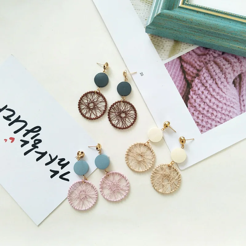 Stylish and elegant color matching net earrings simple wooden earring female ethnic style geometric round earring clip
Stylish and elegant color matching net earrings simple wooden earring female ethnic style geometric round earring clip
