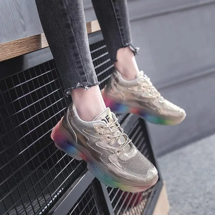 Luxury Designers Silver Leather Mesh Upper Women Trainers Shoes Round Toe Cross Tied Lace Up Girl Sneakers Rinbow Clear Heels
Luxury Designers Silver Leather Mesh Upper Women Trainers Shoes Round Toe Cross Tied Lace Up Girl Sneakers Rinbow Clear Heels