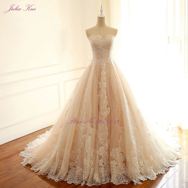Julia Kui Simple Sleeveless Strapless A-Line Wedding Dresses With Fanasitic Appliques Lace Up Bridal Dress
Julia Kui Simple Sleeveless Strapless A-Line Wedding Dresses With Fanasitic Appliques Lace Up Bridal Dress