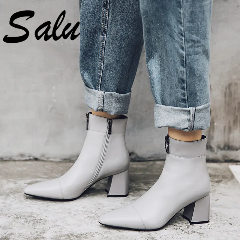Salu New Arrival Genuine Leather Boots Square Heel Pointed Toe Sexy Ankle Boots for Women Autumn Ladies Platform Shoes
Salu New Arrival Genuine Leather Boots Square Heel Pointed Toe Sexy Ankle Boots for Women Autumn Ladies Platform Shoes