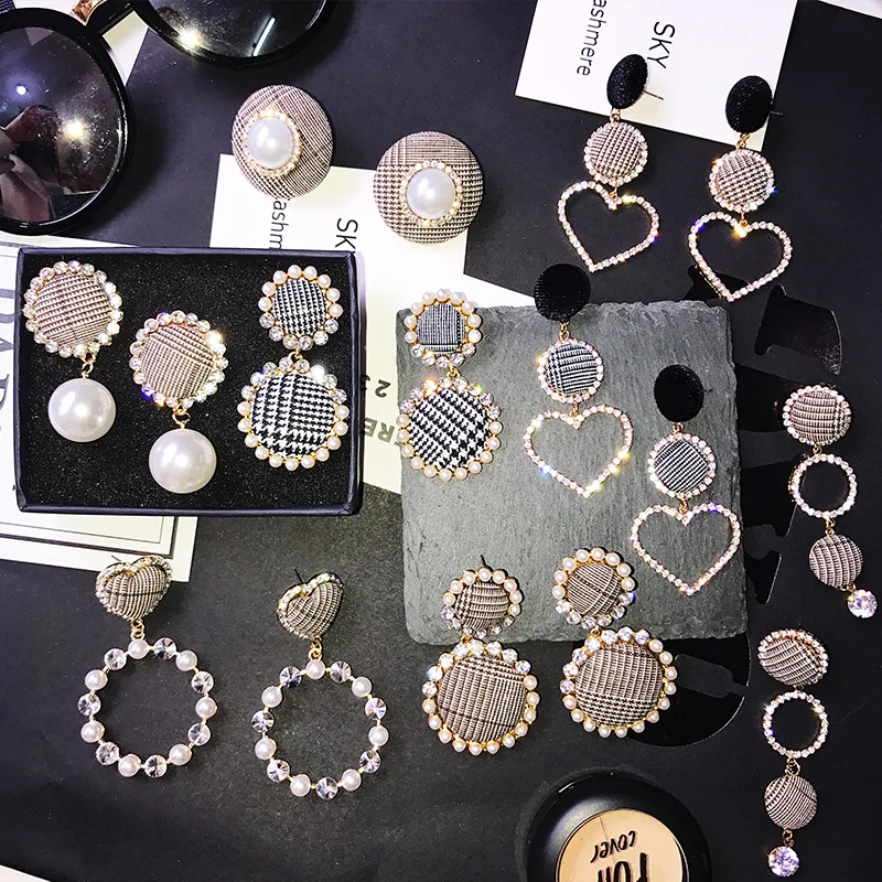 AOMU Simple Vintage Lattice Button Round Pearl Long Earrings Big Crystal Statement Round Fabric Circle Bridal Dangle Earring
AOMU Simple Vintage Lattice Button Round Pearl Long Earrings Big Crystal Statement Round Fabric Circle Bridal Dangle Earring