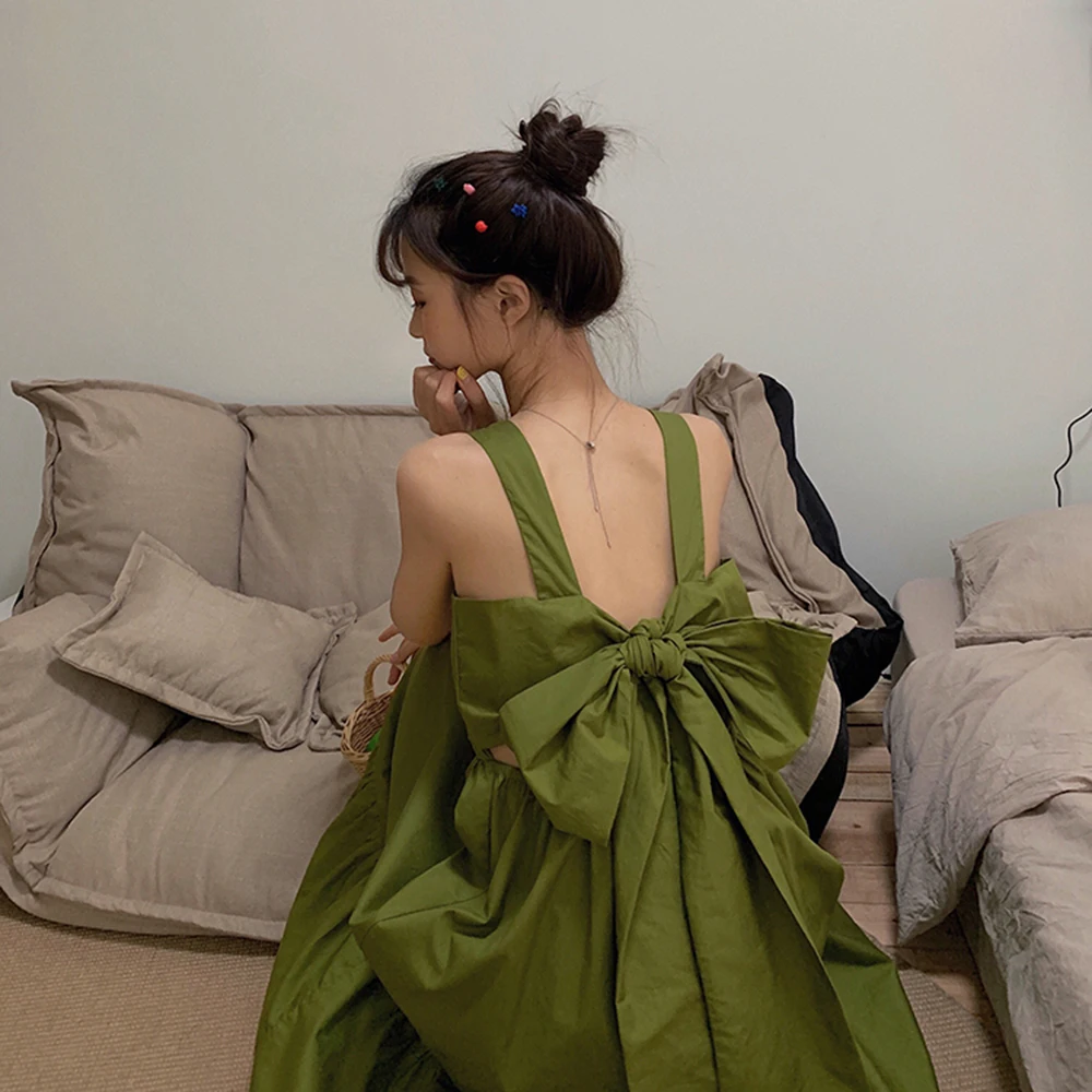Spring and summer new style Green suspender dress Fashion and temperament high-rise halter bow tie dress
Spring and summer new style Green suspender dress Fashion and temperament high-rise halter bow tie dress