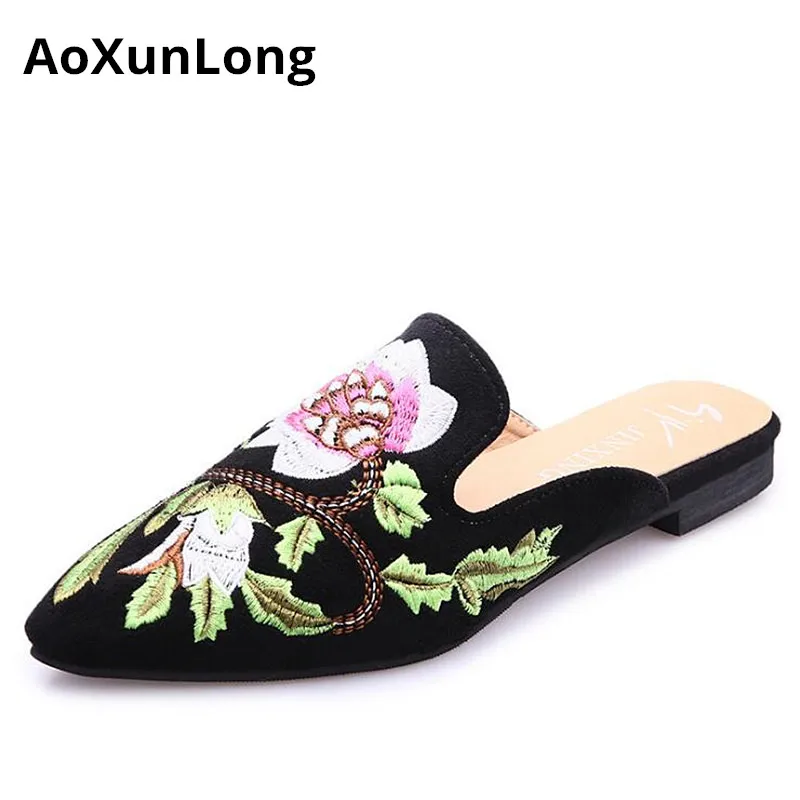 AoXunLong New Big Size 35-42 Fashion Embroidered Muller Shoes Women Spring Casual Slippers Women Flip Comfort Slippers Black Hot
AoXunLong New Big Size 35-42 Fashion Embroidered Muller Shoes Women Spring Casual Slippers Women Flip Comfort Slippers Black Hot