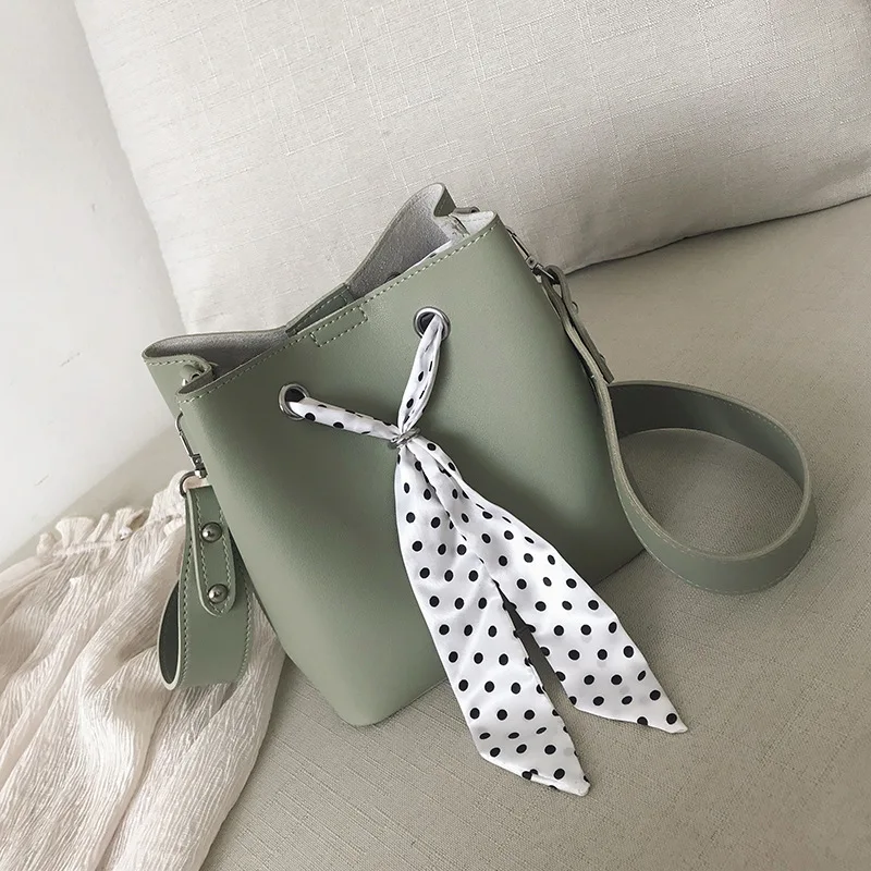 Summer small bag female 2019 new Korean version of the simple bucket bag fashion wild wide shoulder strap shoulder Messenger bag
Summer small bag female 2019 new Korean version of the simple bucket bag fashion wild wide shoulder strap shoulder Messenger bag