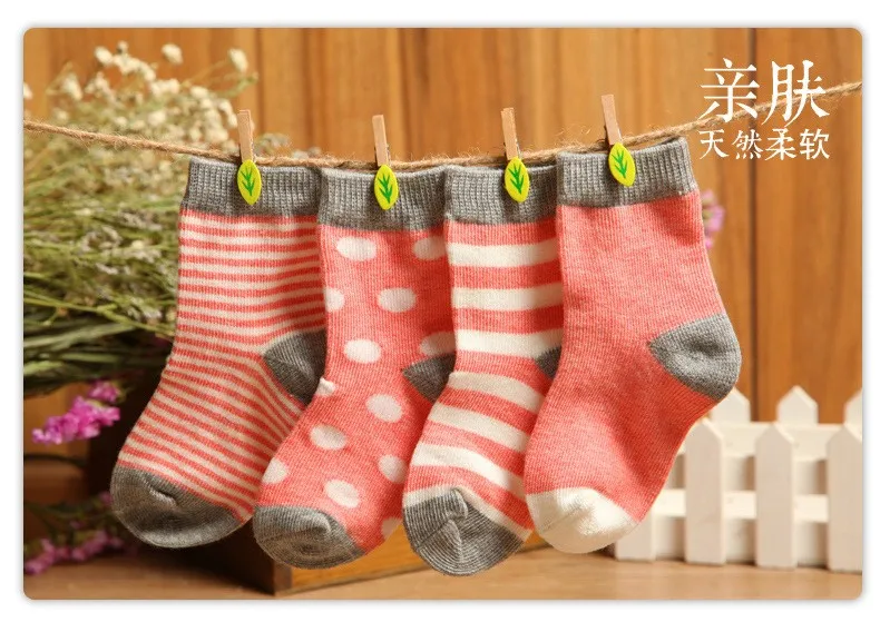4 paari puuvillaseid sokke beebidele