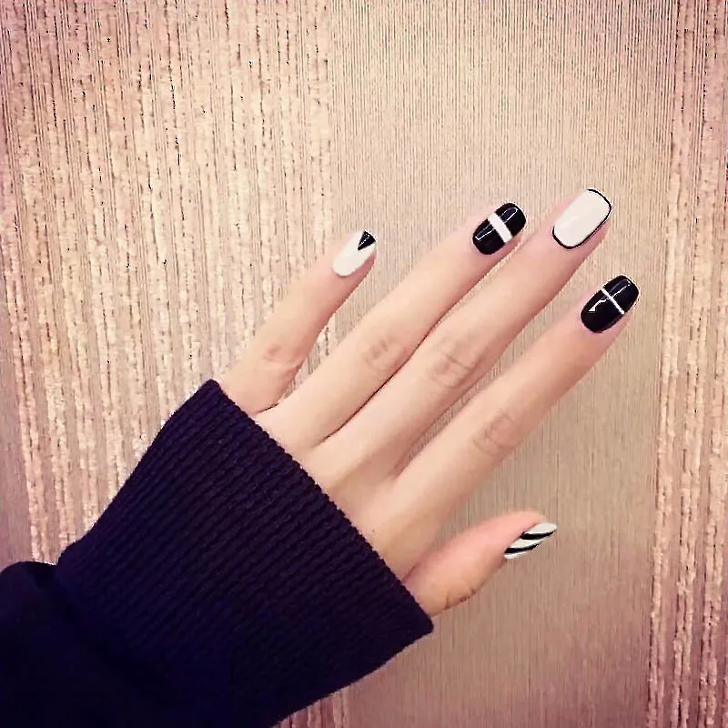 24pcs/Set White Black Color False Nails Square Head Full Cover Nail Tips With Glue Black Line Printing Artificial Fake Nails
24pcs/Set White Black Color False Nails Square Head Full Cover Nail Tips With Glue Black Line Printing Artificial Fake Nails