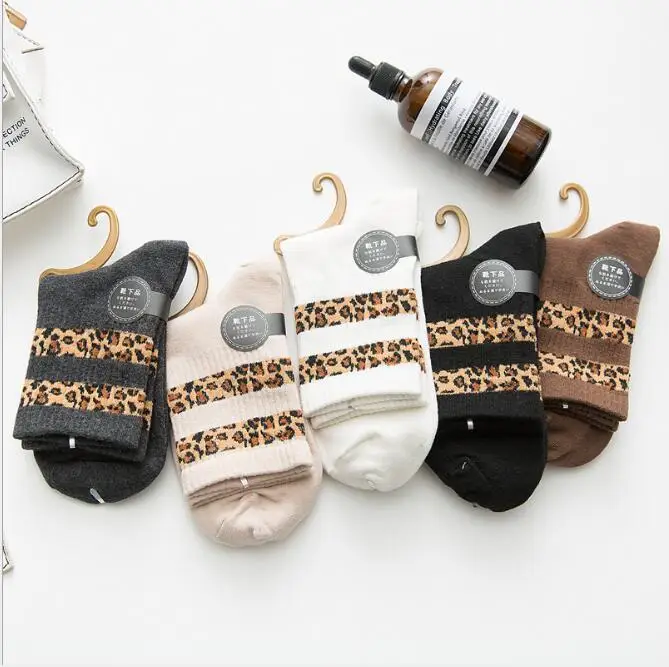 2018 autumn and winter new ladies cotton leopard two middle tube trend socks two bars women socks
2018 autumn and winter new ladies cotton leopard two middle tube trend socks two bars women socks