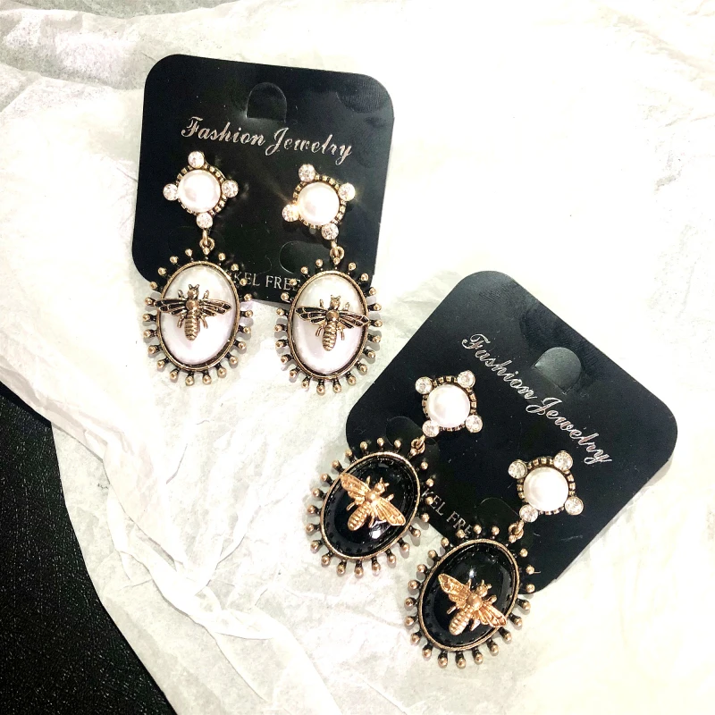 HZ 2019 Exaggeration Bee Acrylic Rhinestone Imitation Pearls Vintage Drop Earrings New Fashion Geometric Long Earrings for Women
HZ 2019 Exaggeration Bee Acrylic Rhinestone Imitation Pearls Vintage Drop Earrings New Fashion Geometric Long Earrings for Women