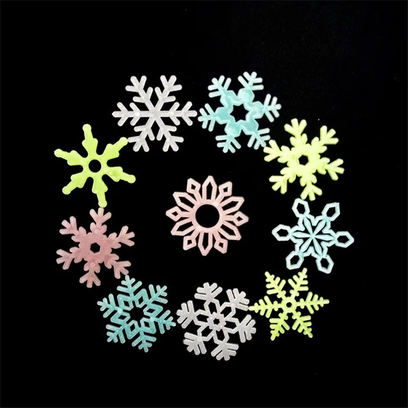 50pcs/100pcs Luminous Snowflake Christmas Wall Stickers Glowing in the dark night Fluorescent Decal Kids Room Bedroom Adhesive
50pcs/100pcs Luminous Snowflake Christmas Wall Stickers Glowing in the dark night Fluorescent Decal Kids Room Bedroom Adhesive