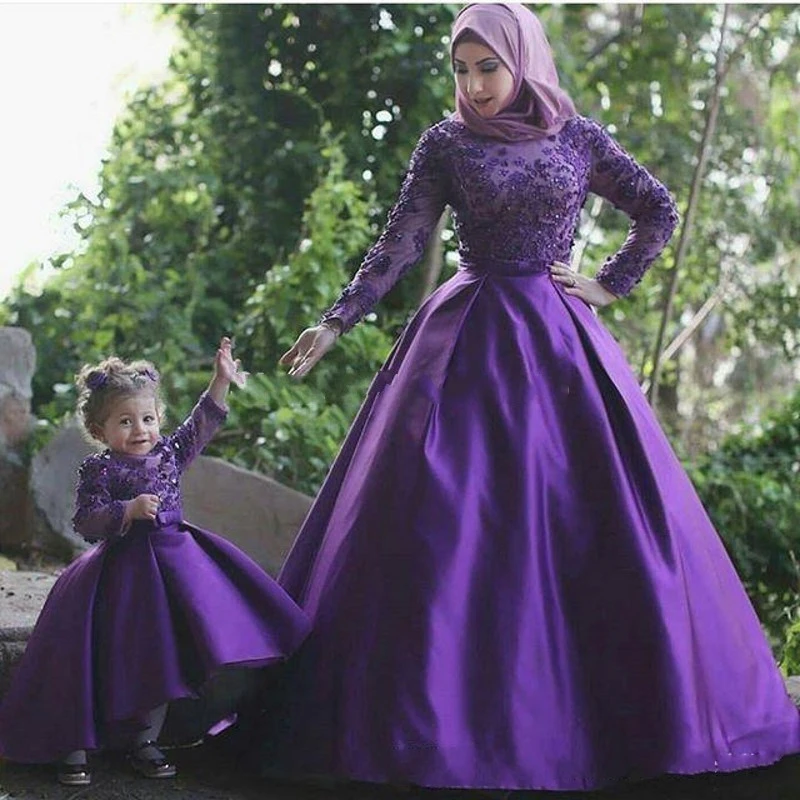 Purple Long Sleeves Muslim Mother And Daughter Evening Dresses With Hijab Beaded Applique Formal Party Dress Gowns Robe Crystal
Purple Long Sleeves Muslim Mother And Daughter Evening Dresses With Hijab Beaded Applique Formal Party Dress Gowns Robe Crystal