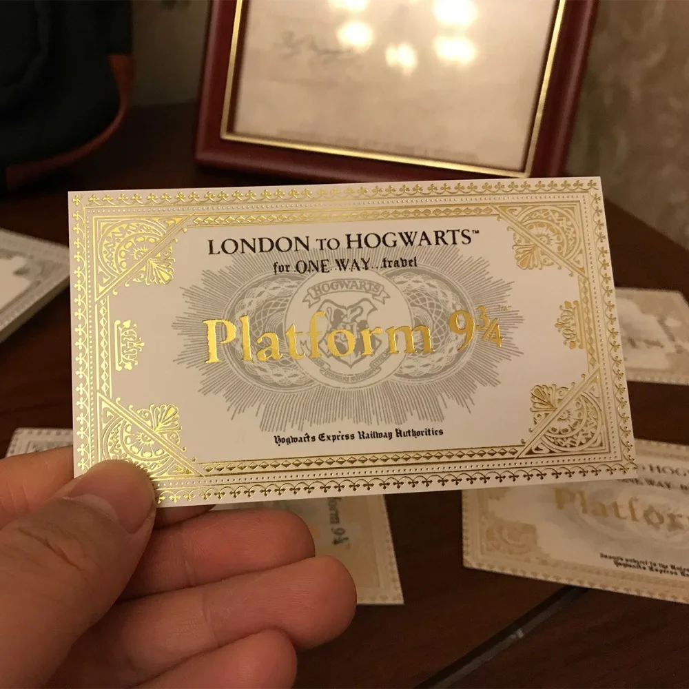 1 Pcs Harri Potter Hogwarts London Express Train Ticket Platform Wizard Ron Hedwig Hermione Muggle King's Cross Railway Station
1 Pcs Harri Potter Hogwarts London Express Train Ticket Platform Wizard Ron Hedwig Hermione Muggle King's Cross Railway Station