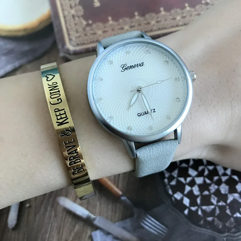 2017 Fashion Silver Case Small Female Watch Charming Cretive Grid Dial Quartz Watches Woman Leather Dress Wristwatches
2017 Fashion Silver Case Small Female Watch Charming Cretive Grid Dial Quartz Watches Woman Leather Dress Wristwatches