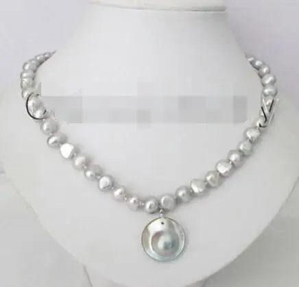 P8101 -17" 8-9mm gray baroque freshwater pearl necklace + 22mm gray Mabe pendant
P8101 -17" 8-9mm gray baroque freshwater pearl necklace + 22mm gray Mabe pendant