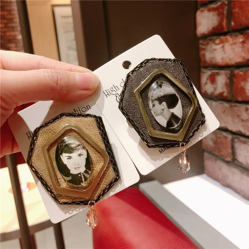 European and American fashion high-grade geometric leather crystal drop glass picture brooch fashion accessories
European and American fashion high-grade geometric leather crystal drop glass picture brooch fashion accessories