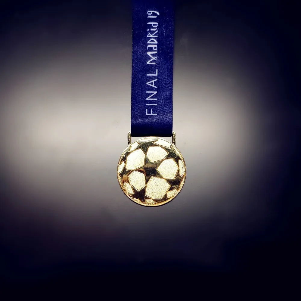 2016 To Final Madrid 19 Europe Soccer League Winner Gold Medal 1:1 Ratio Replica Champion Award Futbol Fans Collection Souvenirs
2016 To Final Madrid 19 Europe Soccer League Winner Gold Medal 1:1 Ratio Replica Champion Award Futbol Fans Collection Souvenirs