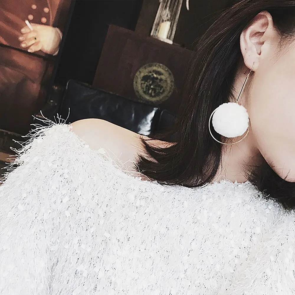 1 Pair Fashion Large Metal Hollow Circle Fur Ball Long Earrings For Women Christmas Drop Earrings boucle doreille pour femme
1 Pair Fashion Large Metal Hollow Circle Fur Ball Long Earrings For Women Christmas Drop Earrings boucle doreille pour femme