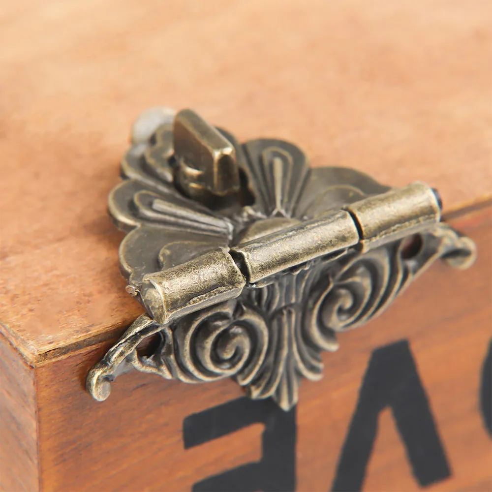 1PC 48x45mm Box Buckle Wooden Wine Box Lock Antique Buckle Alloy Buckle Box Lock Craft Furniture Hardware
1PC 48x45mm Box Buckle Wooden Wine Box Lock Antique Buckle Alloy Buckle Box Lock Craft Furniture Hardware