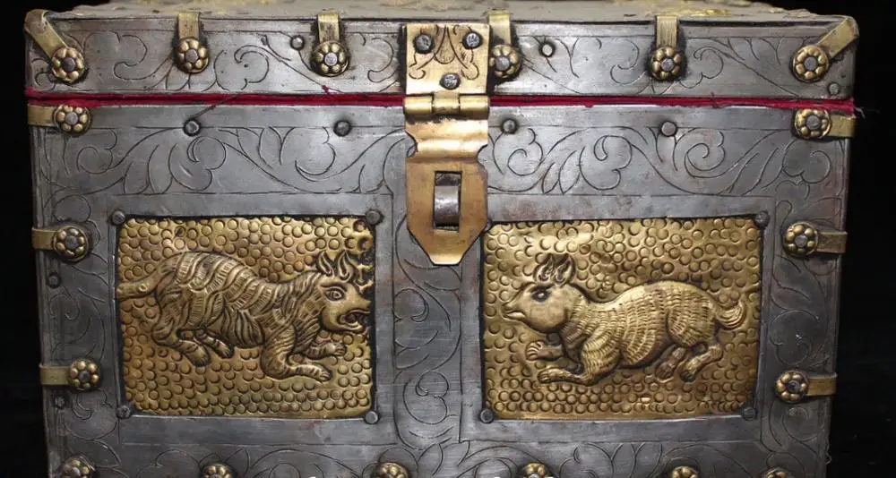 11" Ancient Pure Silver Gold Gilt Dragon Dragons Hawk Snake Treasure Jewelry Box
11" Ancient Pure Silver Gold Gilt Dragon Dragons Hawk Snake Treasure Jewelry Box