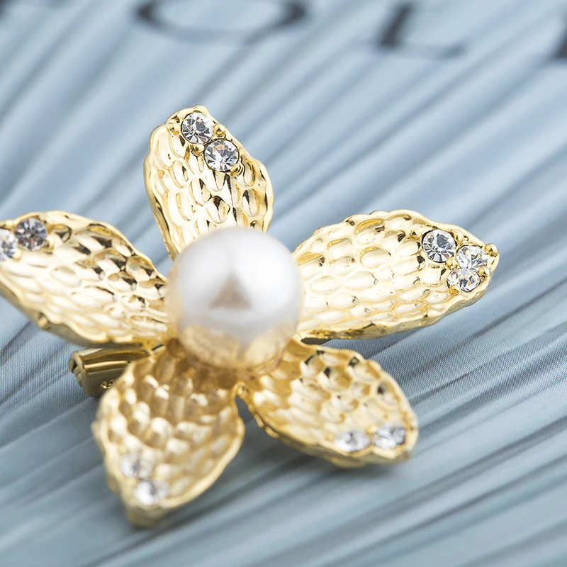 High Quality 4 Style Brooches Fashion Luxury Imitation Pearl Gold Color Rhinestone Brooch for Women Scarf Brooches Pins Jewelry
High Quality 4 Style Brooches Fashion Luxury Imitation Pearl Gold Color Rhinestone Brooch for Women Scarf Brooches Pins Jewelry
