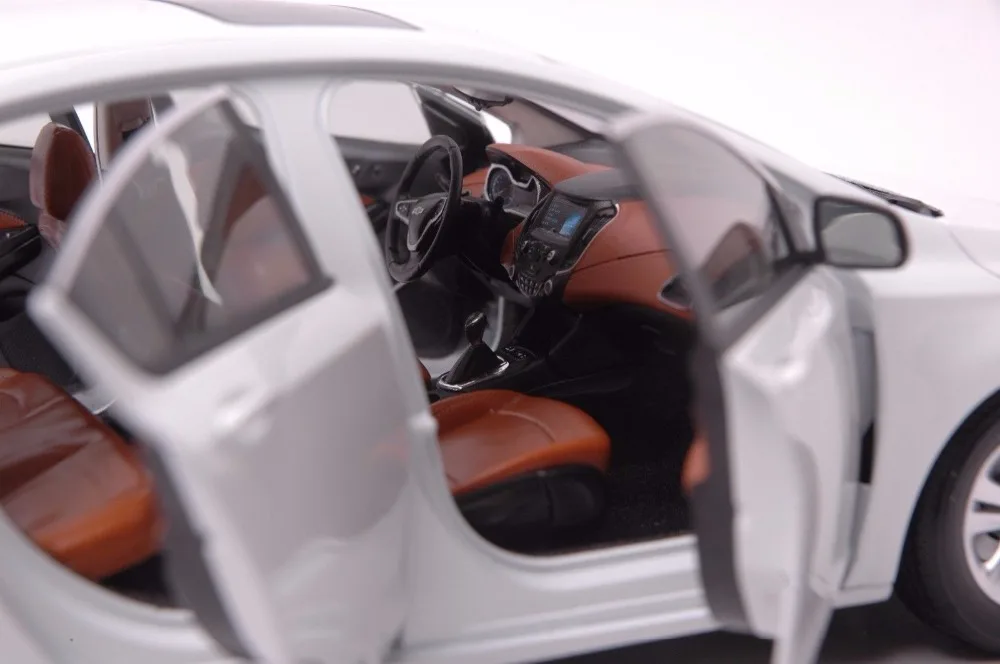 Cadillac SRX 2014 SUV model in scale 118 (6)