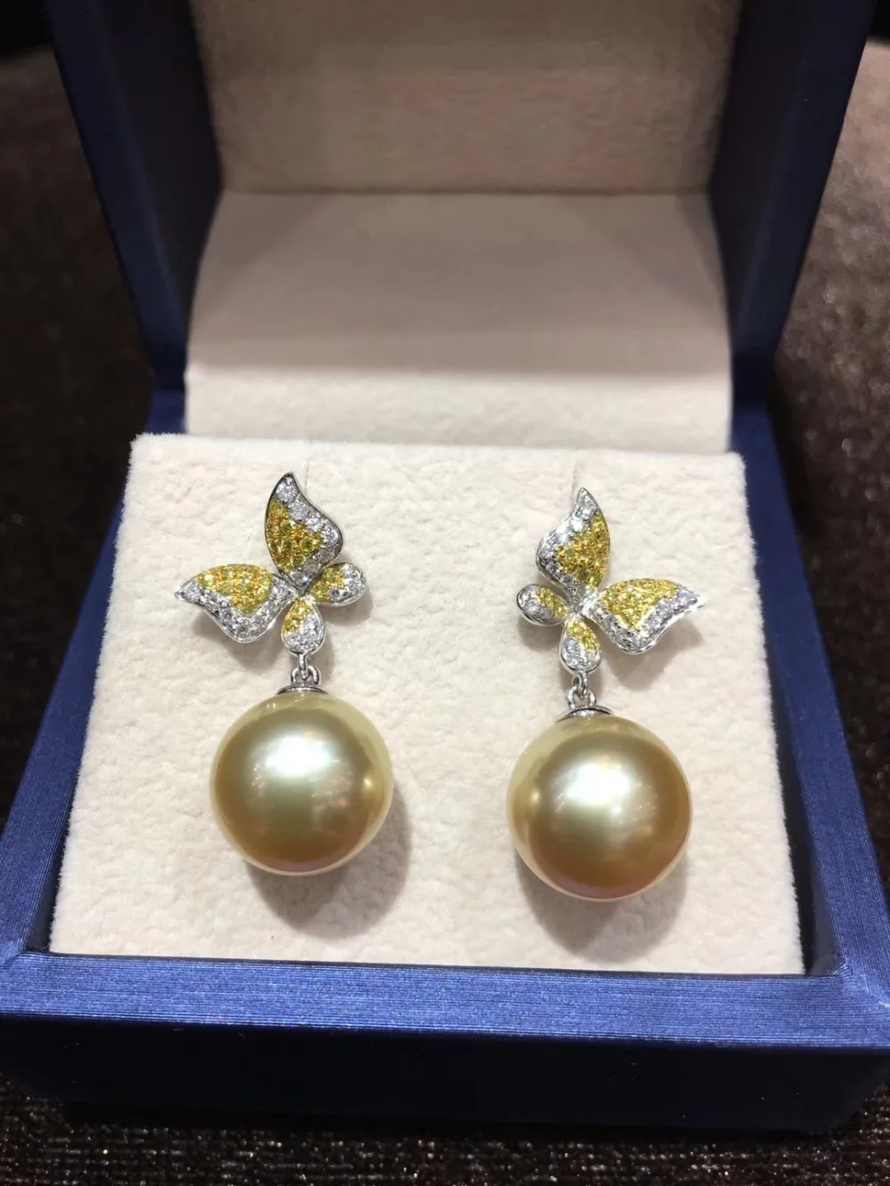 11.8MM natural southsea pearl drop earring 18K gold with real yellow diamond butterfly earring fine women jewelry
11.8MM natural southsea pearl drop earring 18K gold with real yellow diamond butterfly earring fine women jewelry