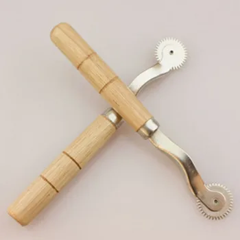 1PC Sewing Tool Kit Wood Color Handle Edge Pattern Tracer Practical Cloth Scratch Wheel Tailor Stitch Marker Sewing Accessories
1PC Sewing Tool Kit Wood Color Handle Edge Pattern Tracer Practical Cloth Scratch Wheel Tailor Stitch Marker Sewing Accessories