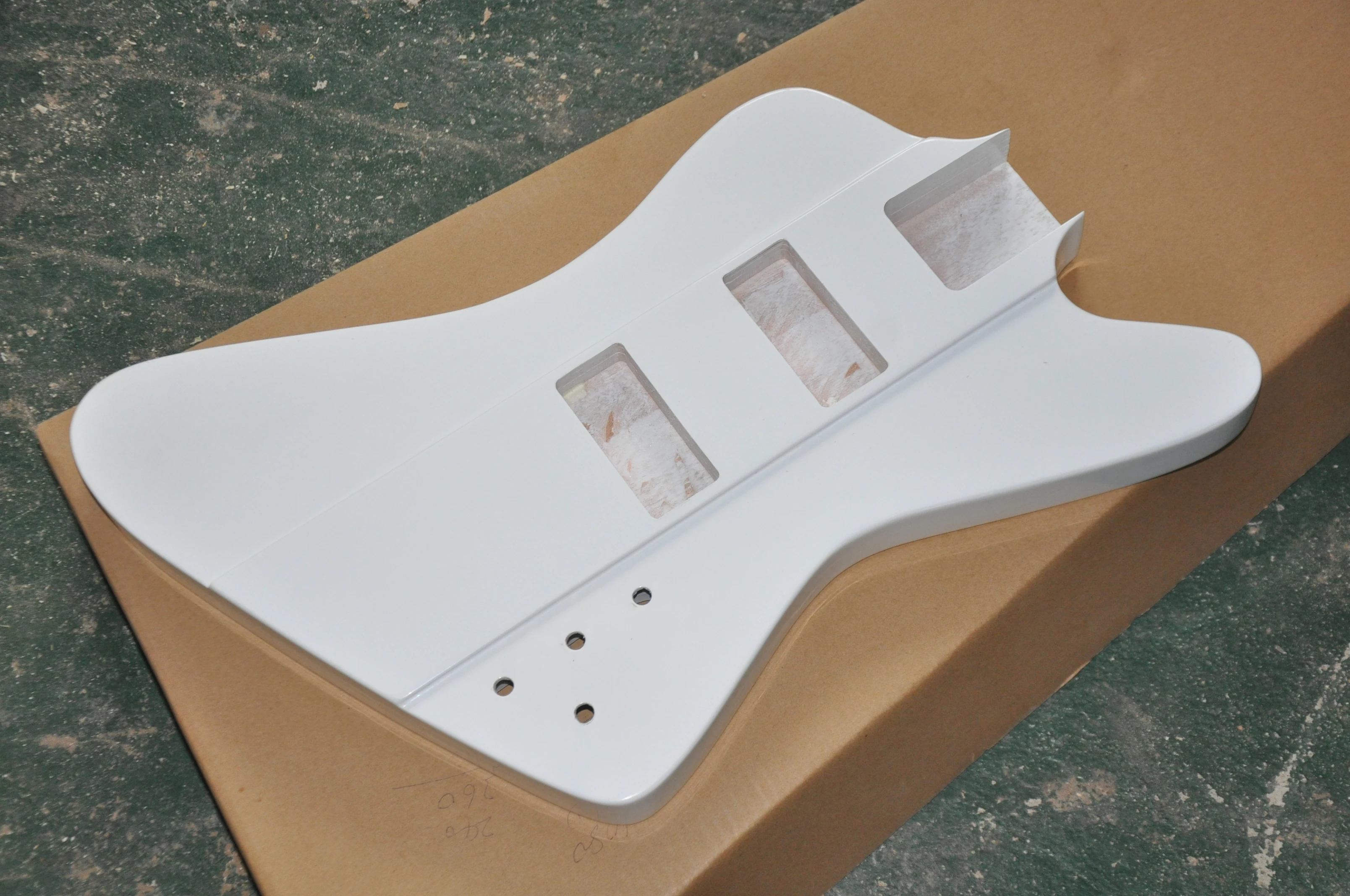 Electric Guitar Body with White Color,Different Material can be Chosen as Request,can be Customized
Electric Guitar Body with White Color,Different Material can be Chosen as Request,can be Customized