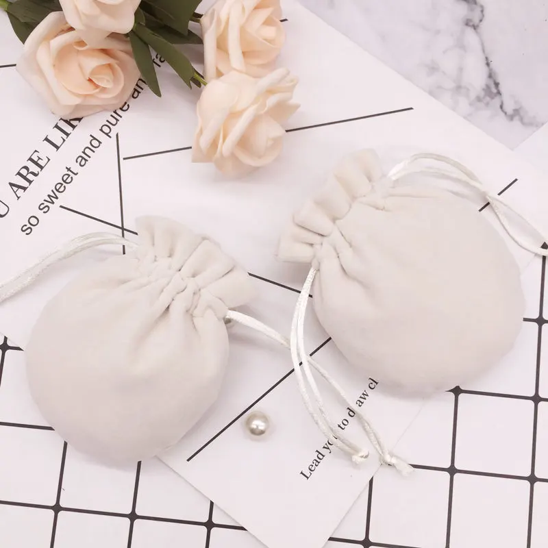 50Pcs/lot 9*11cm Velvet Bag Drawstring Pouches Jewelry Packing Display Bags Wedding Christmas New Year Gift Present for Lovers
50Pcs/lot 9*11cm Velvet Bag Drawstring Pouches Jewelry Packing Display Bags Wedding Christmas New Year Gift Present for Lovers