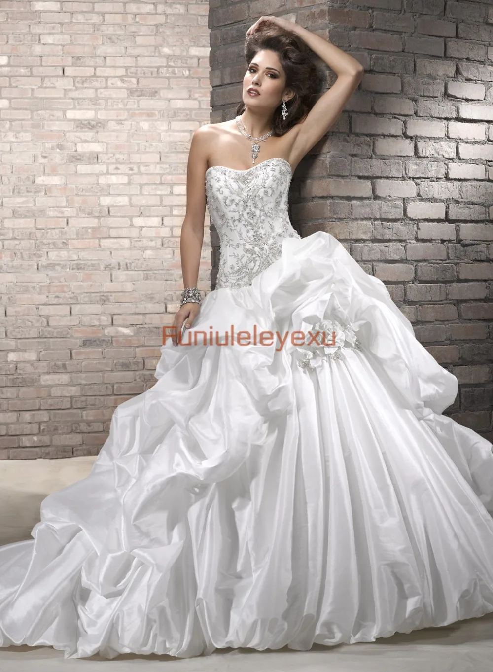 Elegant Ball Gown Strapless Sleeveless Ruched Taffeta Embroidery White Ivory Bridal Gown Wedding Dress Size 2 4 6 8 10 12 14 16
Elegant Ball Gown Strapless Sleeveless Ruched Taffeta Embroidery White Ivory Bridal Gown Wedding Dress Size 2 4 6 8 10 12 14 16