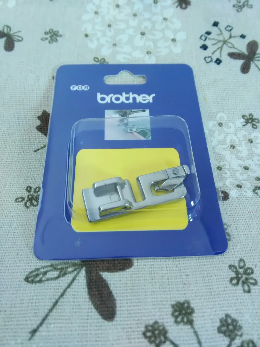 Прижимная лапка XC1974-002 для бытовых швейных машин Brother/лапка для круглой кромки
Прижимная лапка XC1974-002 для бытовых швейных машин Brother/лапка для круглой кромки
