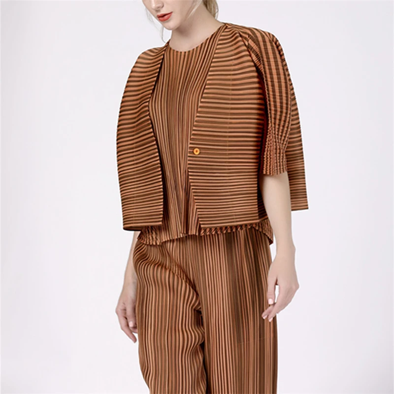 Slender loose-striped pleated jacket cardigan button-down jacket ISSEY PLEATS jacket free shipping
Slender loose-striped pleated jacket cardigan button-down jacket ISSEY PLEATS jacket free shipping