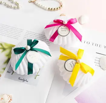30Pcs Plastic White Shell Wedding Favors Candy Boxes Chocolate Boxes Bomboniera Party Gift Box With Ribbons Souvenir for Guests
30Pcs Plastic White Shell Wedding Favors Candy Boxes Chocolate Boxes Bomboniera Party Gift Box With Ribbons Souvenir for Guests