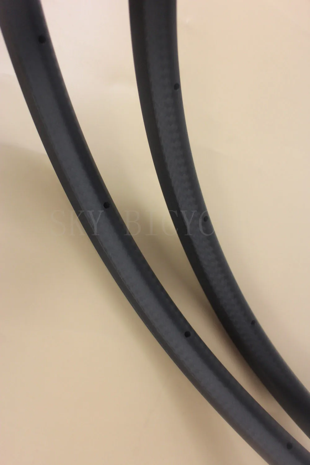 Super light 700c Clincher 24mm carbon fiber road bicycle rims 23mm wide 18/20H basalt brake surface road bike rims 3K UD 12K
Super light 700c Clincher 24mm carbon fiber road bicycle rims 23mm wide 18/20H basalt brake surface road bike rims 3K UD 12K