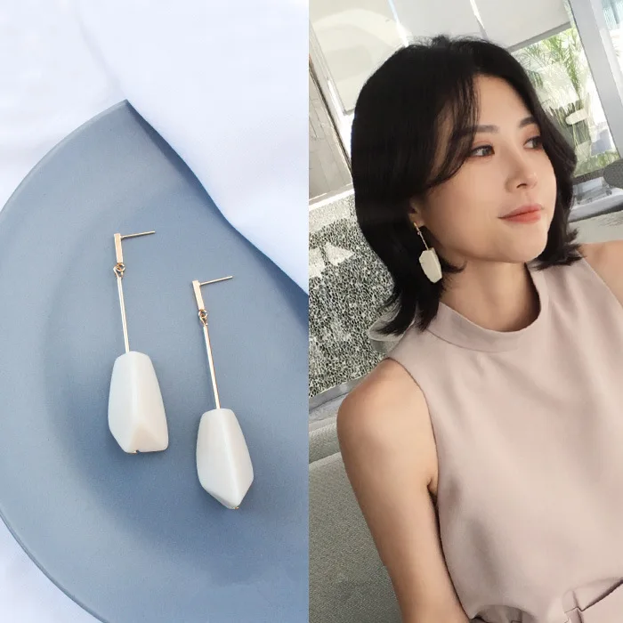 2019 Wholesale Simple Fashion Vintage White Wood Pendant Gold Metal Long Rod Tassel Statement Summer Earrings for Women Jewelry
2019 Wholesale Simple Fashion Vintage White Wood Pendant Gold Metal Long Rod Tassel Statement Summer Earrings for Women Jewelry