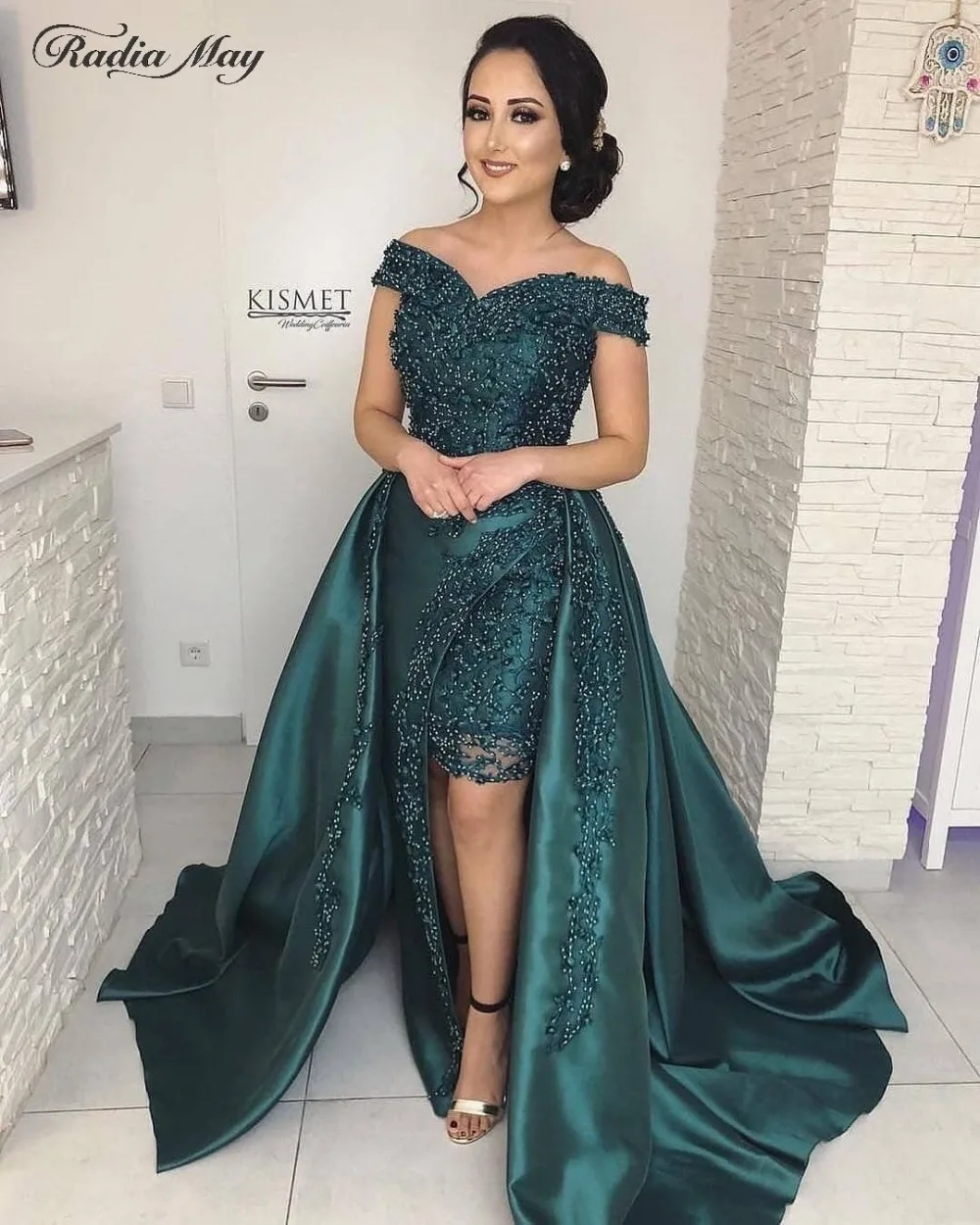 Elegant Off Shoulder Emerald Green Arabic Evening Dress with Detachable Train Kaftan Dubai Women Plus Size Formal Prom Dresses
Elegant Off Shoulder Emerald Green Arabic Evening Dress with Detachable Train Kaftan Dubai Women Plus Size Formal Prom Dresses