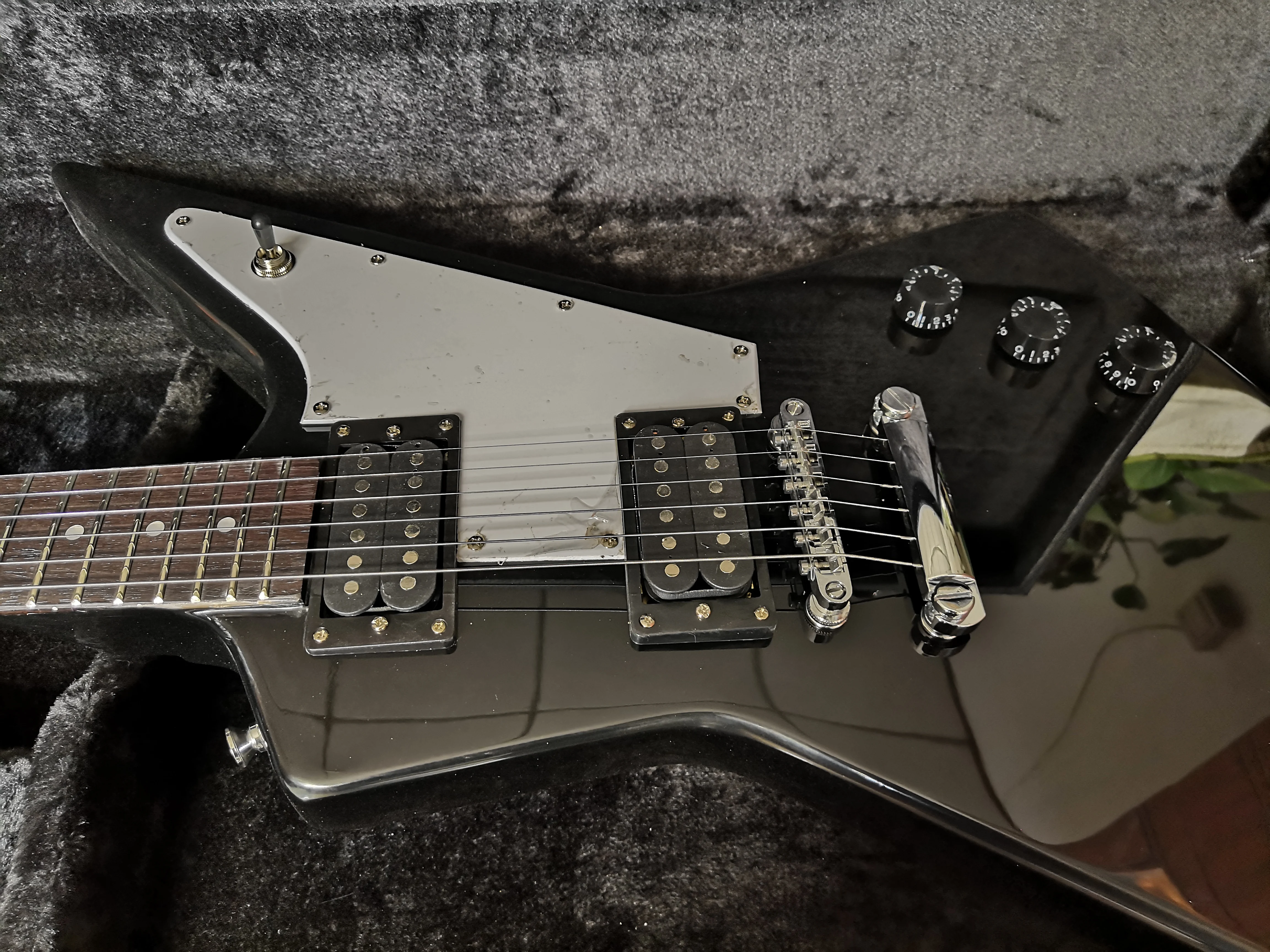 Custom electric guitar with rosewood fingerboard HH Pickups Black hardwares white pickgard.customized,Paypal available!Y-11
Custom electric guitar with rosewood fingerboard HH Pickups Black hardwares white pickgard.customized,Paypal available!Y-11