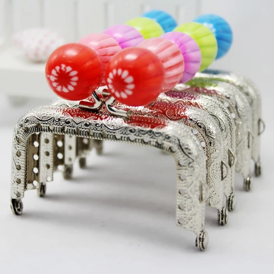 10pcs/lot 7.5cm Flower Candy bead Head Silver Metal Embossing Purse Frame Kiss Clasp 5 colors FK36 Freeshipping
10pcs/lot 7.5cm Flower Candy bead Head Silver Metal Embossing Purse Frame Kiss Clasp 5 colors FK36 Freeshipping