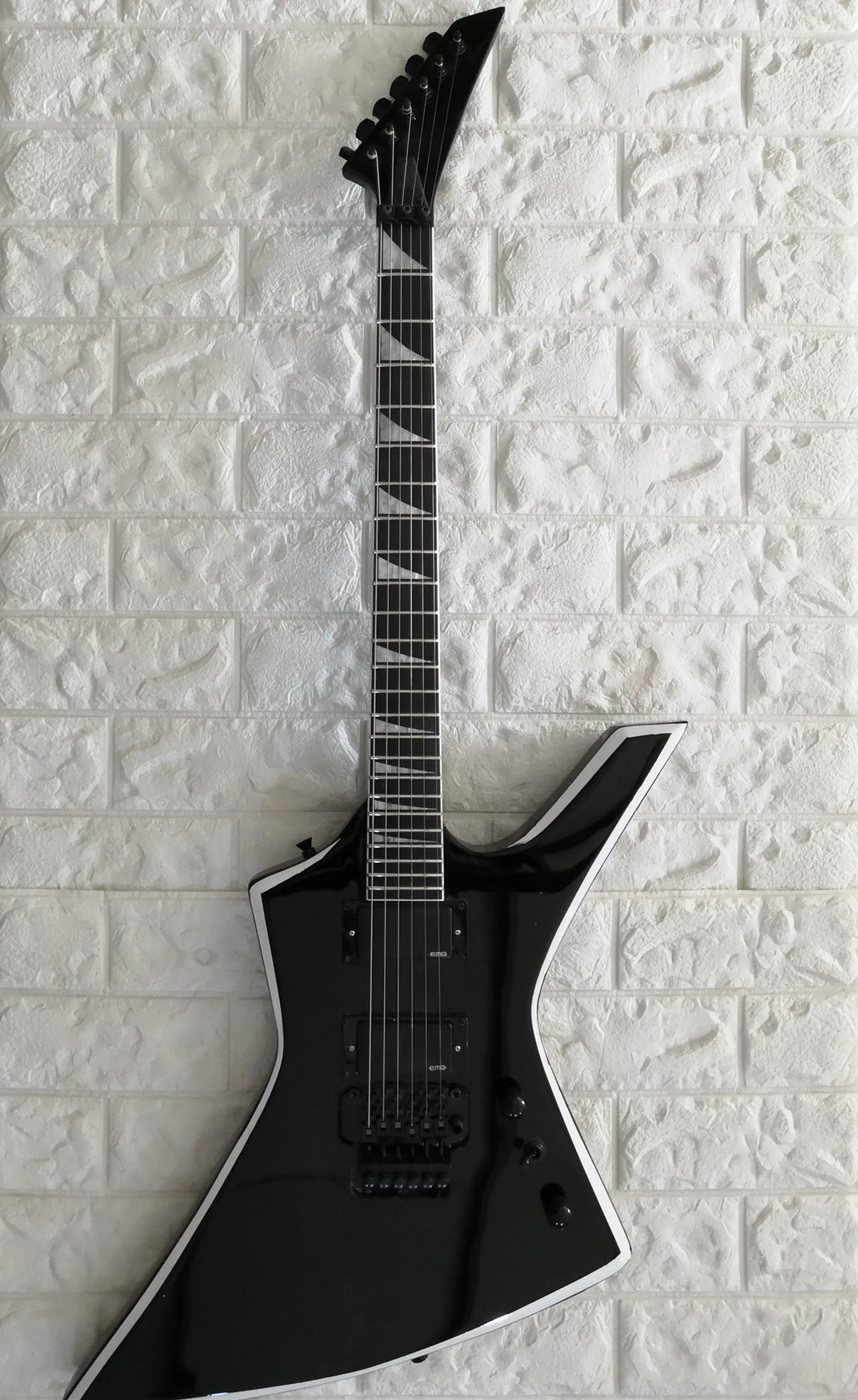 custom 6 strings black electric guitar with fixed bridge,black hardware, HH Pickups.customized!Y-8
custom 6 strings black electric guitar with fixed bridge,black hardware, HH Pickups.customized!Y-8